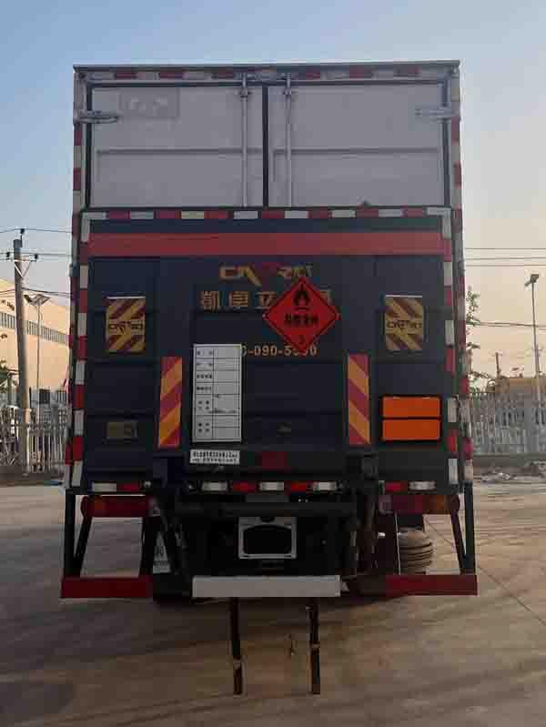 QYY5265XRYBJ6 易燃液体厢式运输车