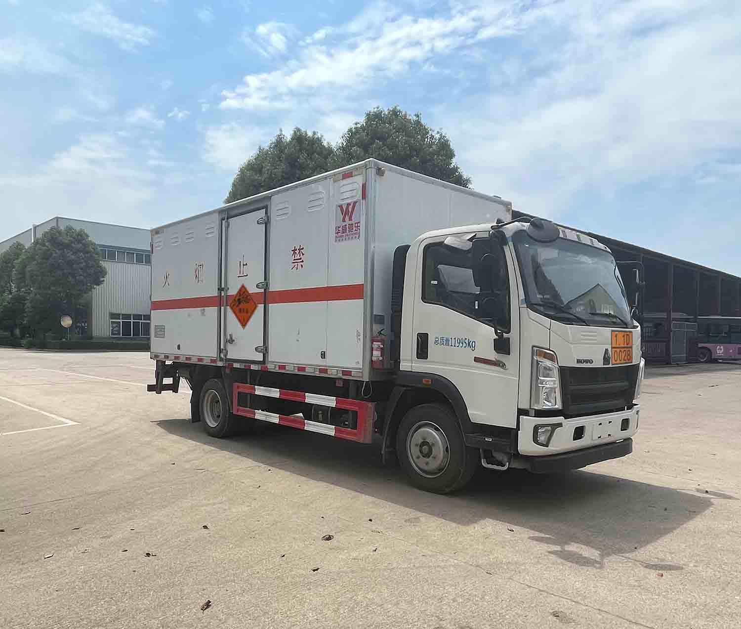 爆破器材运输车