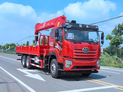 随车起重运输车