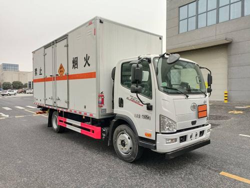 爆破器材运输车