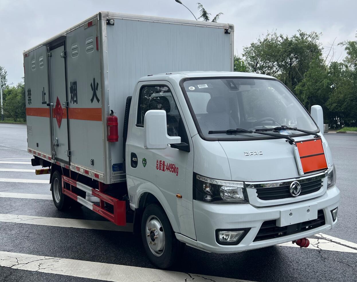 易燃液体厢式运输车