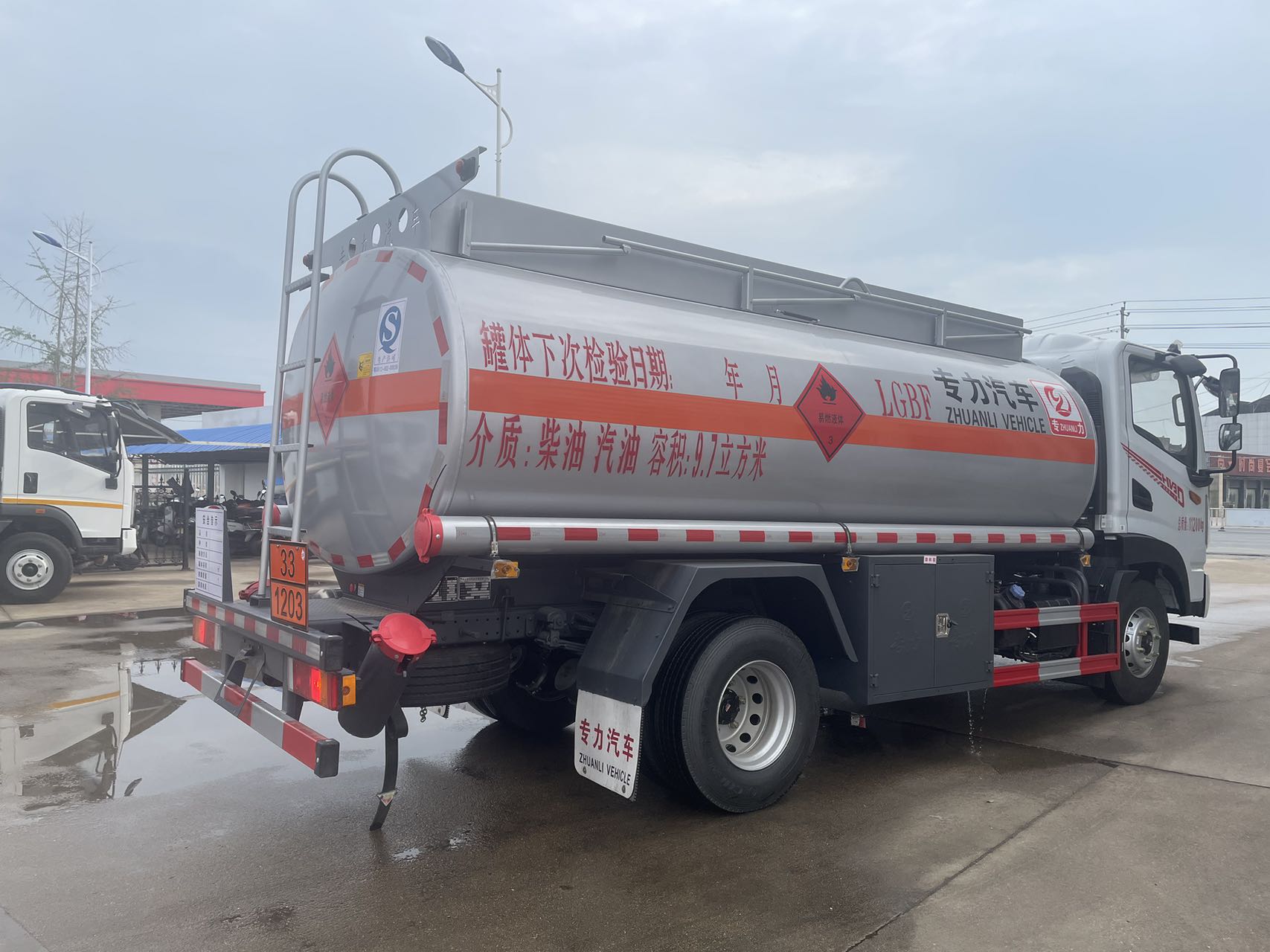 华神HV3D 9.7方加油车