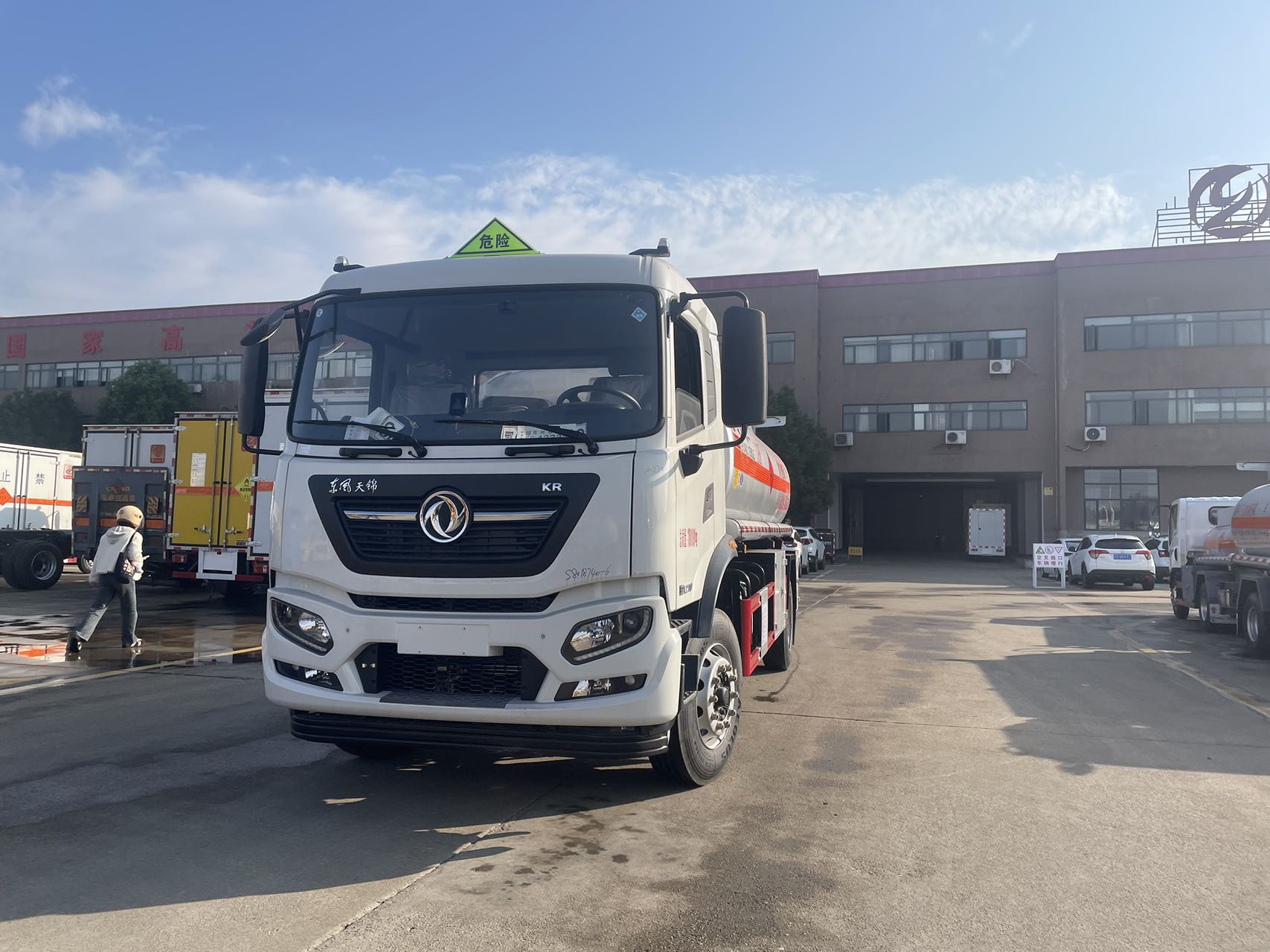 专力牌东风天锦14.7方运油车(6缸机)