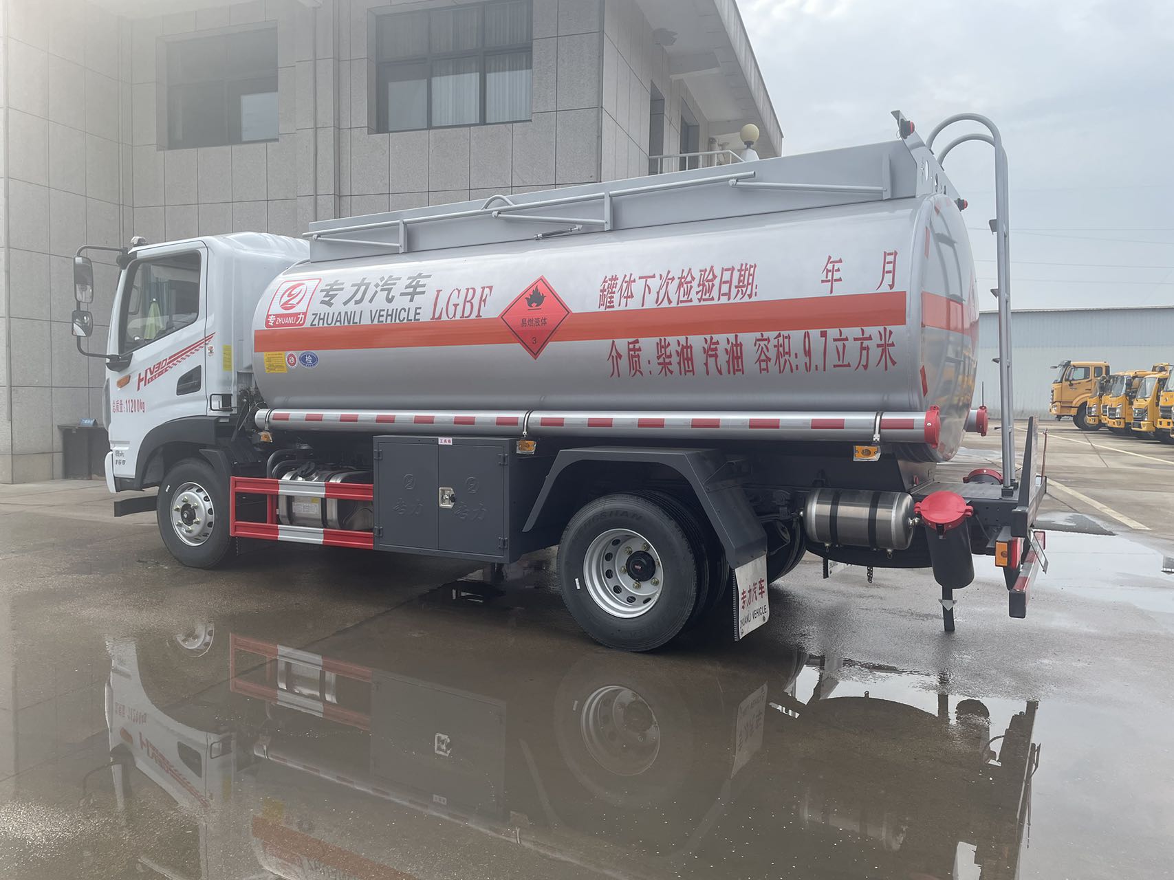 华神HV3D 9.7方加油车