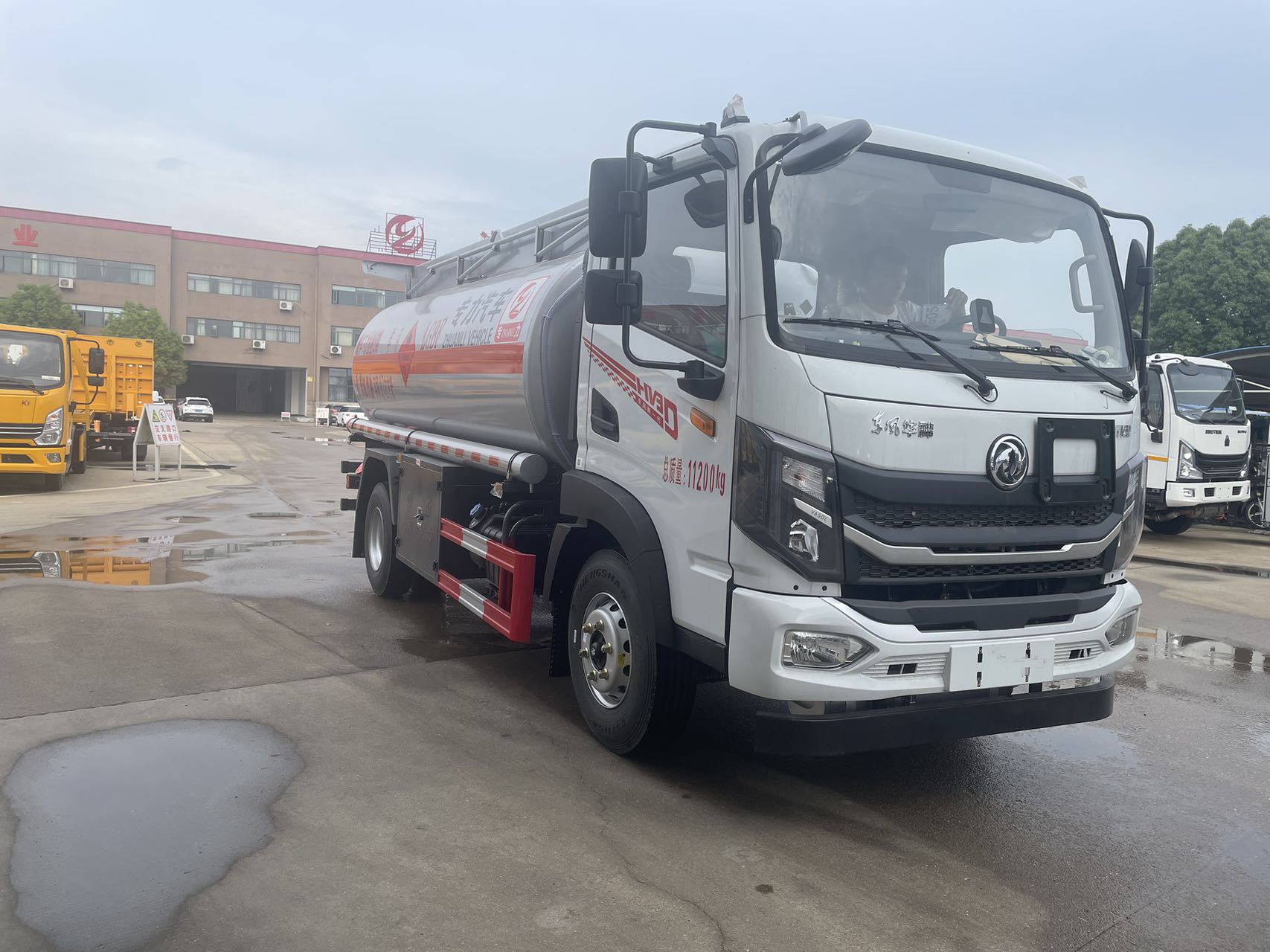 华神HV3D 9.7方加油车